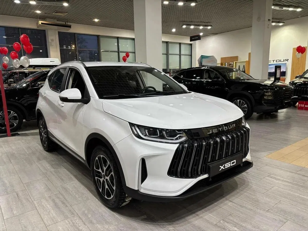 Белый JETOUR X50 в зале дилерского центра