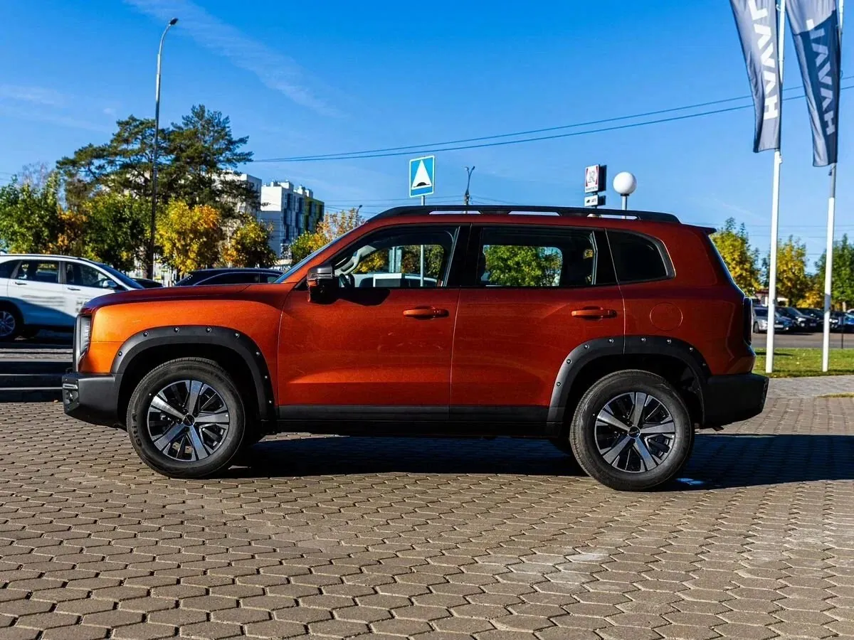 Оранжевый внедорожник HAVAL на площадке дилерского центра
