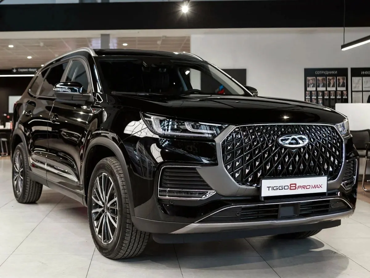 Чёрный CHERY TIGGO 8 PRO MAX в зале дилерского центра
