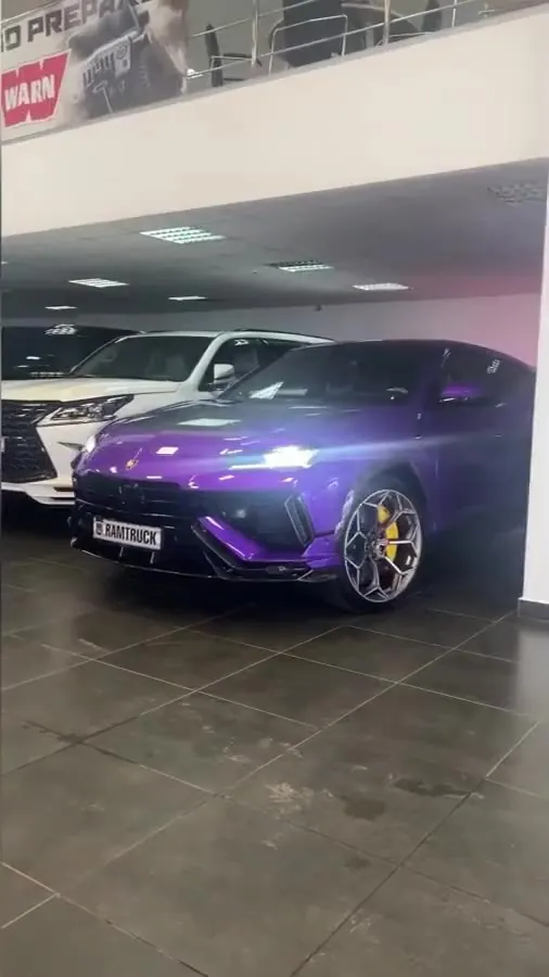 Фиолетовый LAMBORGHINI URUS PERFORMANTE в зале автосалона