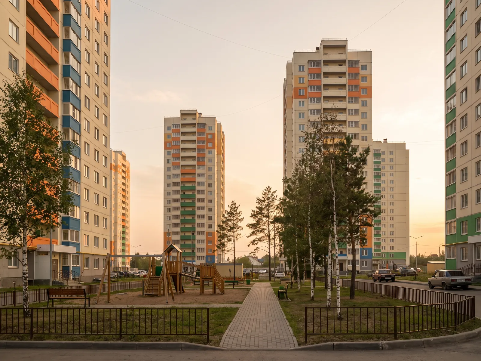 Новый жилой комплекс в региональном городе с детской площадкой во дворе